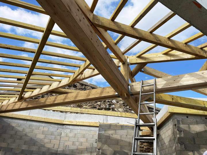 Conception et pose de charpentes traditionnelles et modernes